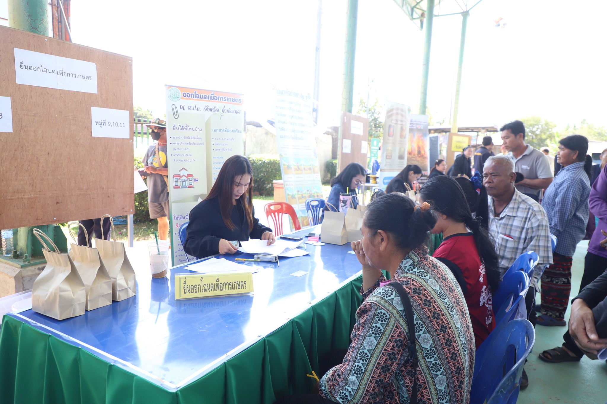 title - ชาวน้ำยืนเฮ ส.ป.ก. ขนทัพบริการถึงที่ ต.เก่าขาม ลดค่าใช้จ่าย ยื่นขอออกโฉนด - ปรึกษาปัญหากฎหมาย ครบจบในที่เดียว